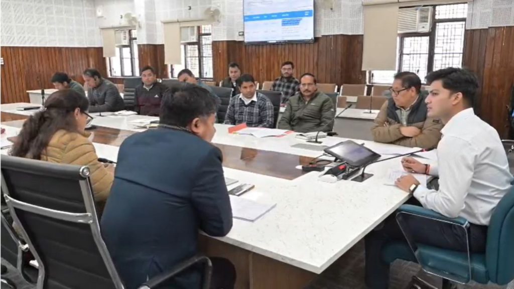 रुद्रप्रयाग में समीक्षा बैठक: CM घोषणाओं की रफ्तार धीमी क्यों? DM प्रतीक जैन ने विभागों को दिया कड़ा संदेश
