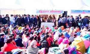 CM धामी ने मुख्यसेवक के स्टाल पर बैठकर सुनीं जनसमस्याएं,