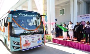 CM पुष्कर सिंह धामी ने टॉपर छात्र–छात्राओं के दल को