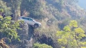 Chamoli Road Accident: गैरसैंण मार्ग पर भीषण हादसा, ऐसे बची यात्रियों की जान