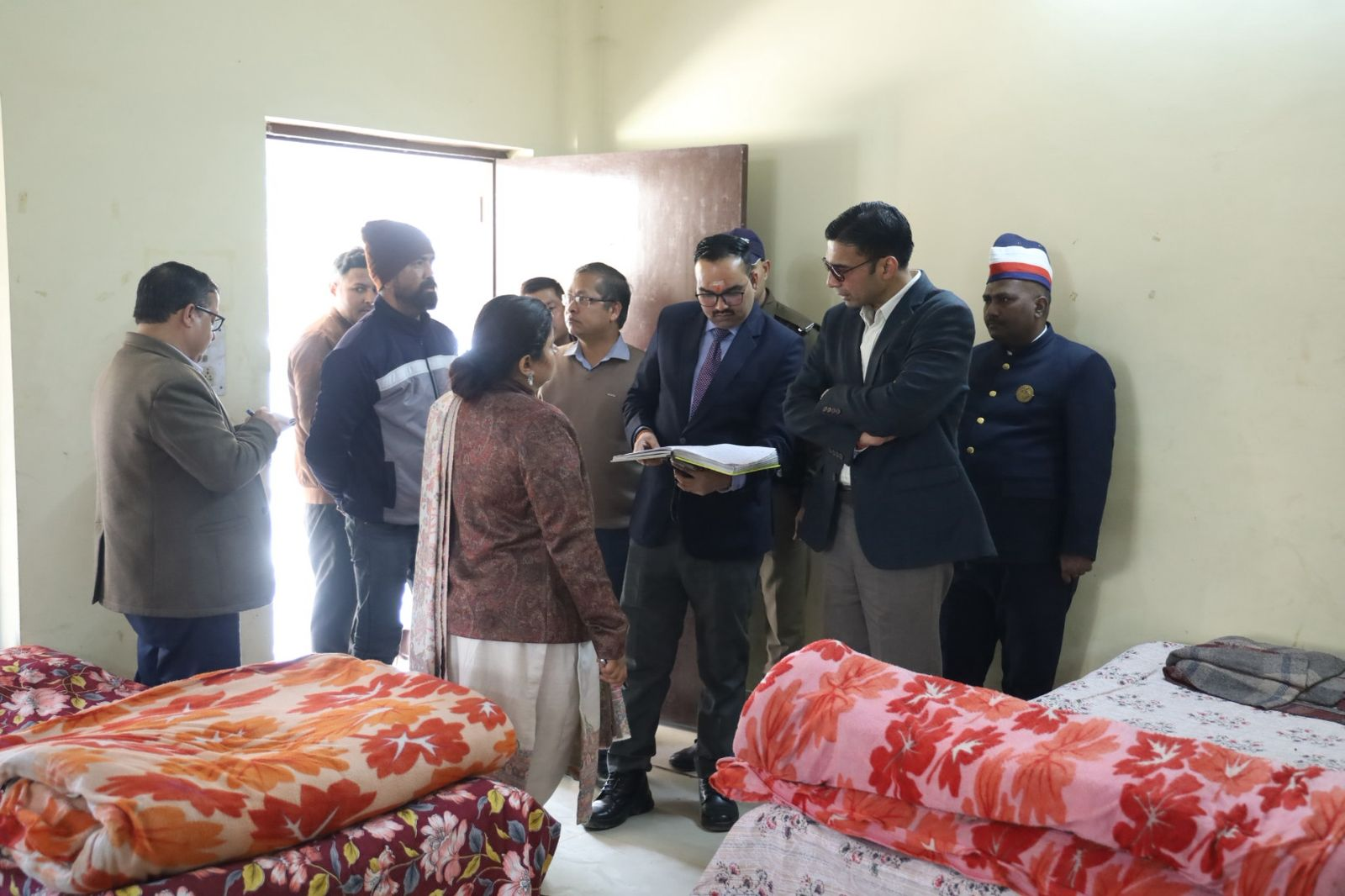 DM inspects night shelters, directs Nagar Nigam to improve winter