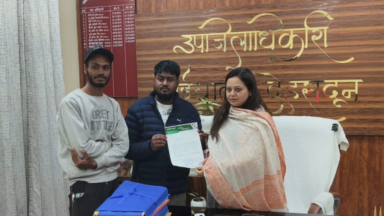 Dehradun: डोईवाला में बाहरी व्यापारियों की बढ़ती छाया, रालोद कार्यकर्ताओं ने एसडीएम को दिया ज्ञापन