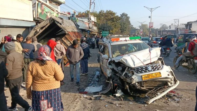 Dehradun: मोहब्बेवाला में भीषण सड़क हादसा, ट्रक ने 6 गाड़ियों को रौंदा, कई दुकानें क्षतिग्रस्त