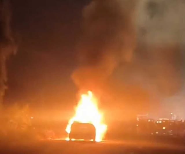 Haldwani Car Fire: चलती कार बनी आग का गोला, मौके पर मची अफरा तफरी