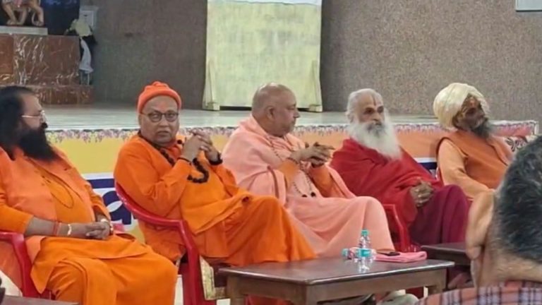 Haridwar: अर्ध कुंभ से पहले धर्मनगरी में तूफान, महंत गोपाल गिरी ने हरी गिरी को बताया भू-माफिया, दागे ये आरोप