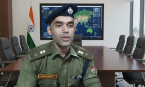 IPS ने ऑफिस में कपड़े उतरवा कर व्यक्ति को पीटा,