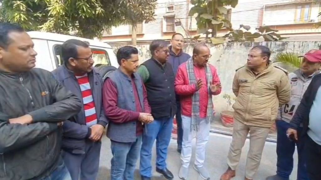 Nainital: रामनगर में युवक की बेरहमी से पिटाई, रिवॉल्वर तानी, बीजेपी ने कोतवाल को घेर कर दी हिदायत