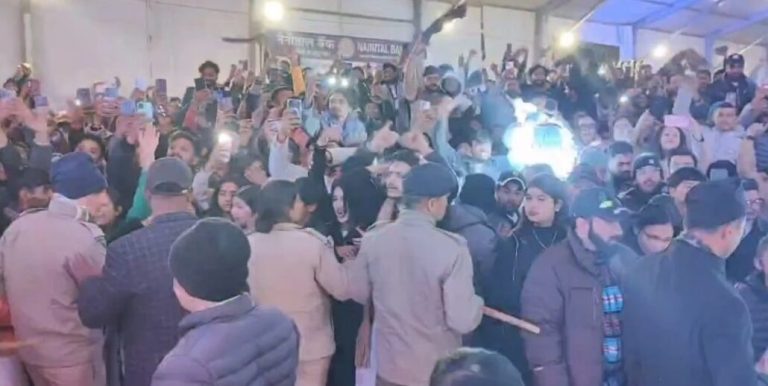 Nainital News: नैनीताल विंटर कार्निवाल की शुरुआत विवादों में, परमिश वर्मा का शो बीच में रोका गया