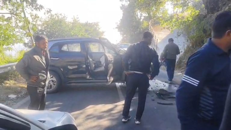 Nainital Road Accident: नैनीताल में दो कारों की जोरदार टक्कर, महिला गंभीर रूप से घायल