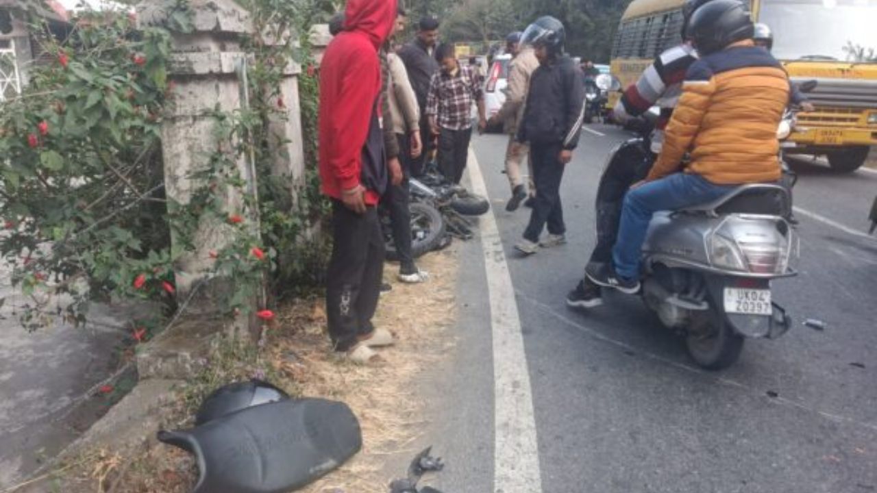 Nainital: ज्योलीकोट हल्द्वानी हाई-वे पर ट्रक और बाइक की भिड़ंत, 1 की मौत, एक घायल