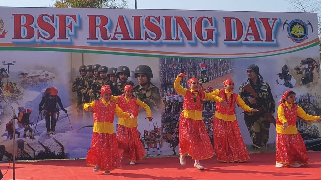 Uttarakhand: डोईवाला में BSF के स्थापना दिवस पर रंगारंग कार्यक्रम, झूमकर नाचे अधिकारी