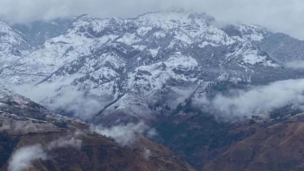 Uttarakhand Weather Update: पहाड़ों में बर्फबारी के आसार, मैदानी इलाकों में घना कोहरा, यलो अलर्ट जारी