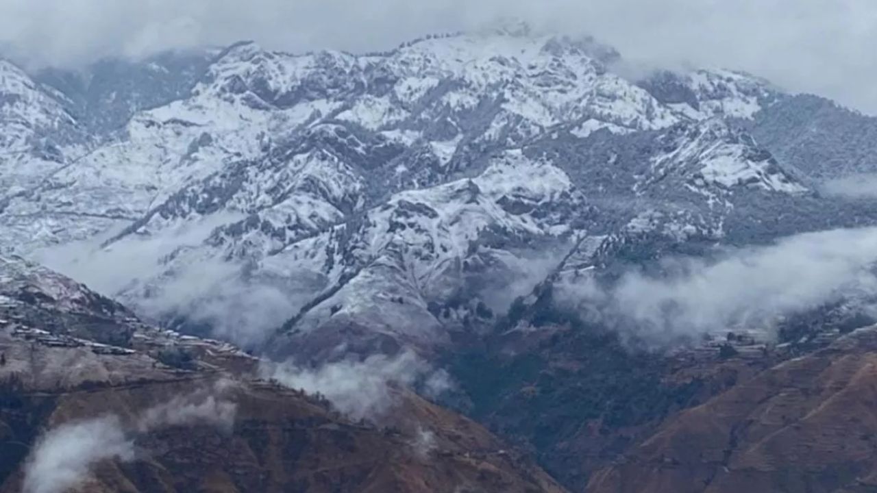 Uttarakhand Weather Update: पहाड़ों में बर्फबारी के आसार, मैदानी इलाकों में घना कोहरा, यलो अलर्ट जारी