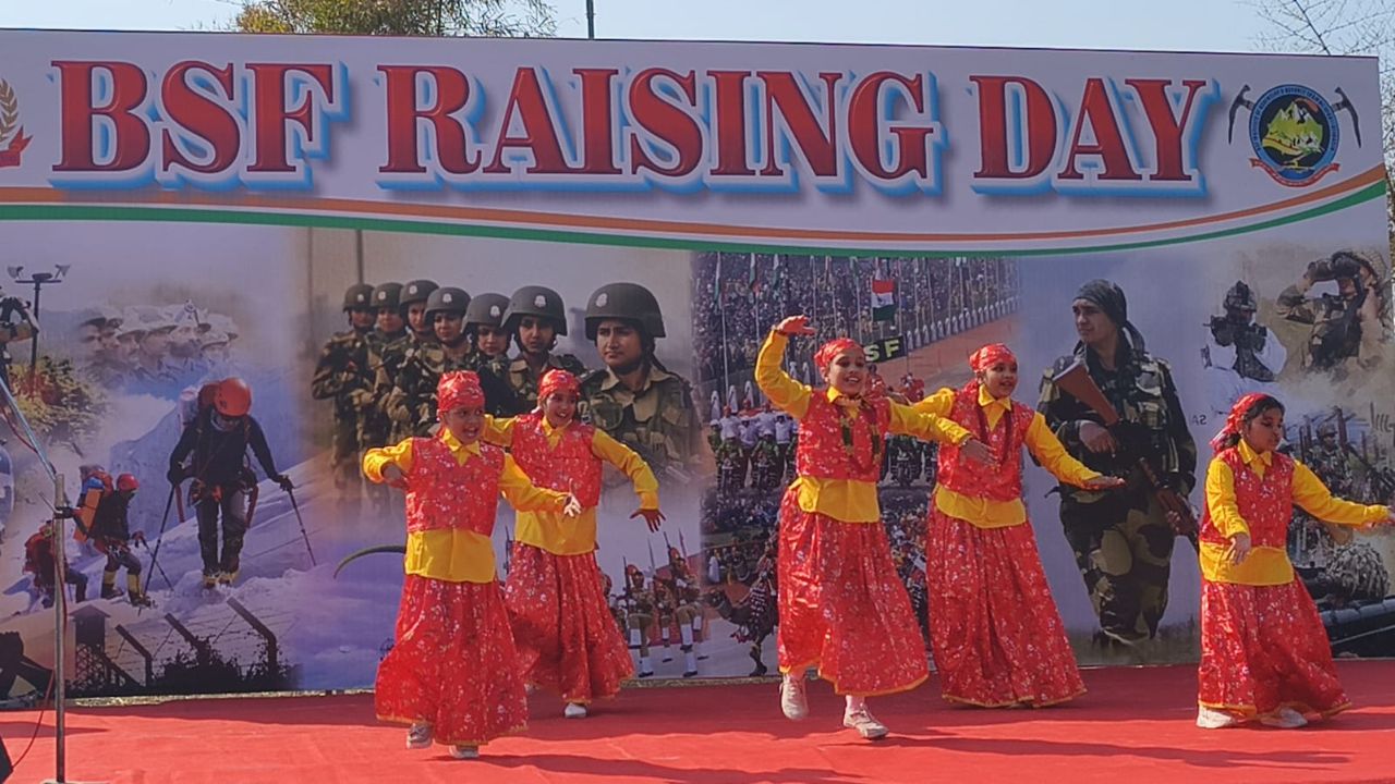 Uttarakhand: डोईवाला में BSF के स्थापना दिवस पर रंगारंग कार्यक्रम, झूमकर नाचे अधिकारी