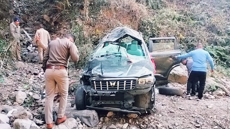Uttarakhand: नैनीताल में दर्दनाक हादसा, खाई में गिरी पर्यटकों की कार, 3 महिलाओं की मौत, 5 गंभीर