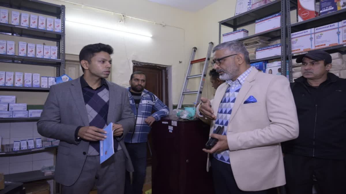 अल्मोड़ा जिला चिकित्सालय में बिना अनुमति के चल रहा था