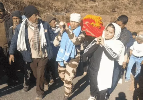 उत्तराखंड की 7 बेटियों ने उठाई पिता की अर्थी: CISF