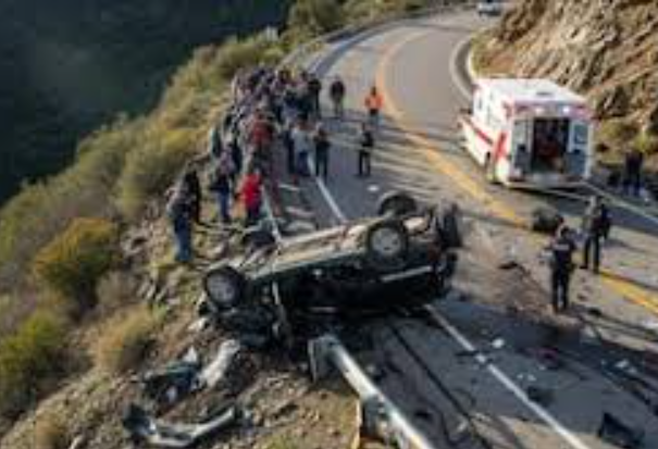 उत्तराखंड के नैनीताल में पर्यटकों से भरी स्कॉर्पियो खाई में