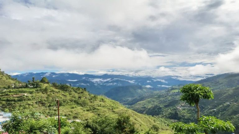 उत्तराखंड में बढ़ी ठंड की मार: पहाड़ों पर बर्फबारी की चेतावनी, मैदानों में घना कोहरा, जानें आज का मौसम हाल