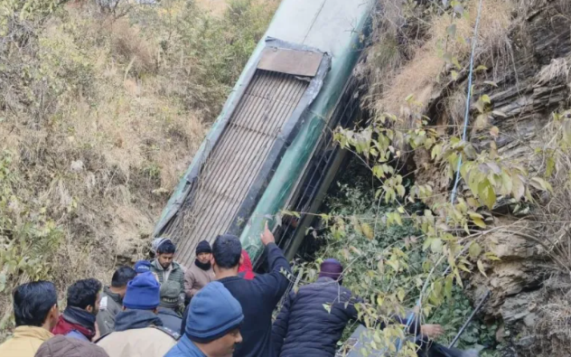 उत्तराखंड में भीषण हादसा : खाई में गिरी बस, सात