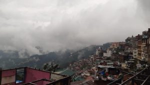 उत्तराखंड में सर्द लेकिन शुष्क मौसम का कहर, बर्फबारी के इंतजार में मायूस हुए पर्यटक; जानें मौसम विभाग का नया अपडेट