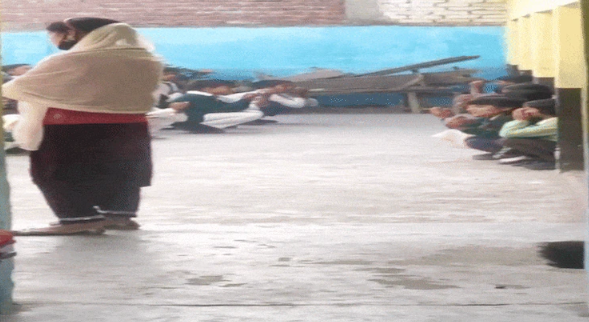 उत्तराखंड में सुबह की प्रार्थना में स्कूल के बच्चों का