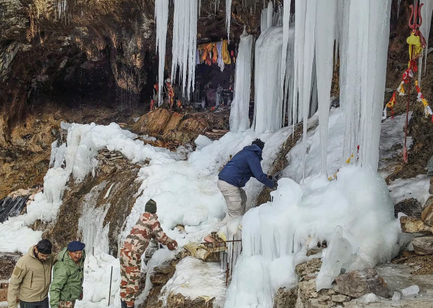 उत्तराखंड में सूखी ठंड का कहर, कोहरे से ट्रेन-बसें प्रभावित;