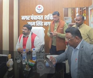 उधम सिंह नगर : अभिलेखों की जांच करने पहुंचे तहसीलदार,