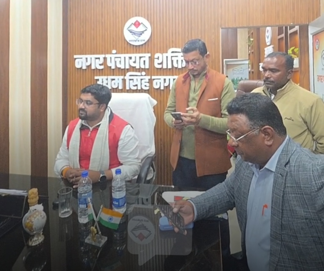 उधम सिंह नगर : अभिलेखों की जांच करने पहुंचे तहसीलदार,