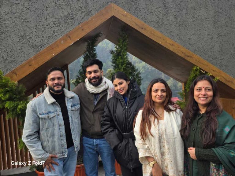 कैंची धाम पहुँचीं अभिनेत्री मोनी रॉय! बाबा नीम करौरी महाराज के किए दर्शन, श्रद्धालुओं में बढ़ी की उत्सुकता