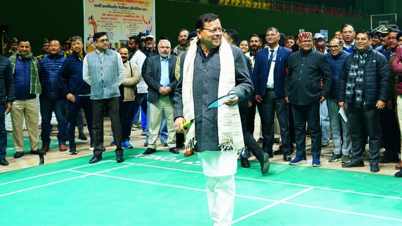 खेल और प्रेरणा का संगम: CM धामी ने खेला बैडमिंटन, कर्मचारियों को दिया खास संदेश