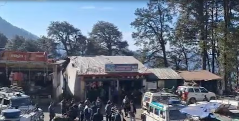 चोपता में नए साल के जश्न के लिए उमड़ा सैलानियों