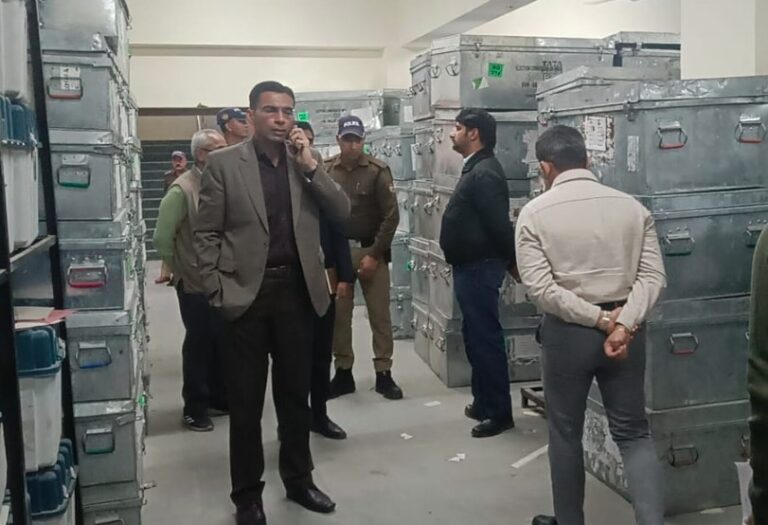 जिलाधिकारी सविन बंसल ने EVM–VVPAT वेयरहाउस का त्रैमासिक निरीक्षण किया