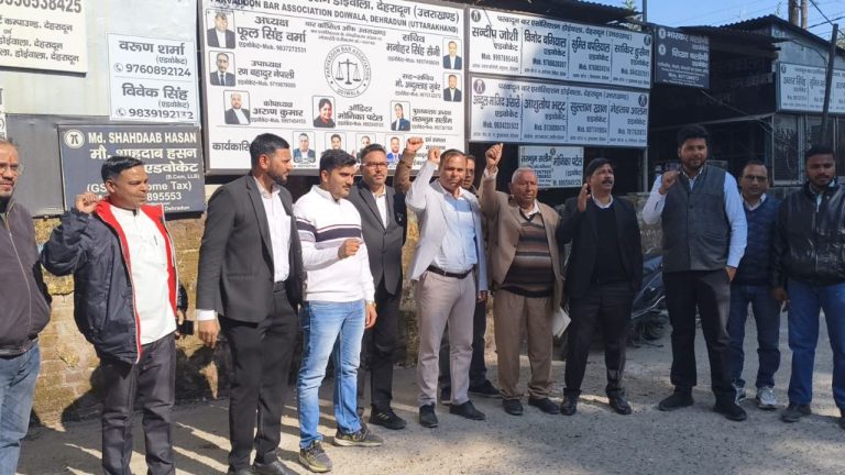 डोईवाला के अधिवक्ताओं ने देहरादून बार की हड़ताल को दिया