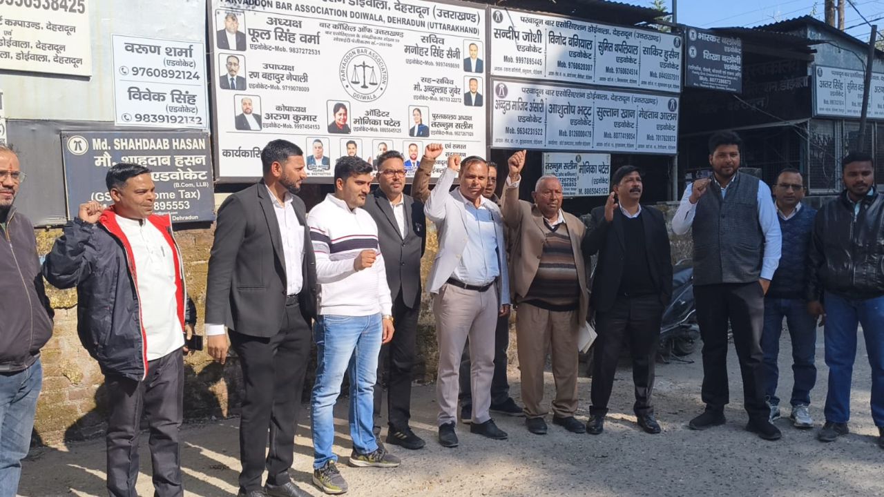 डोईवाला के अधिवक्ताओं ने देहरादून बार की हड़ताल को दिया