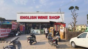 डोईवाला में वाइनशॉप के सेल्समैनों की खुलेआम मनमानी, ग्राहकों के जेब पर डाल रहे डाका