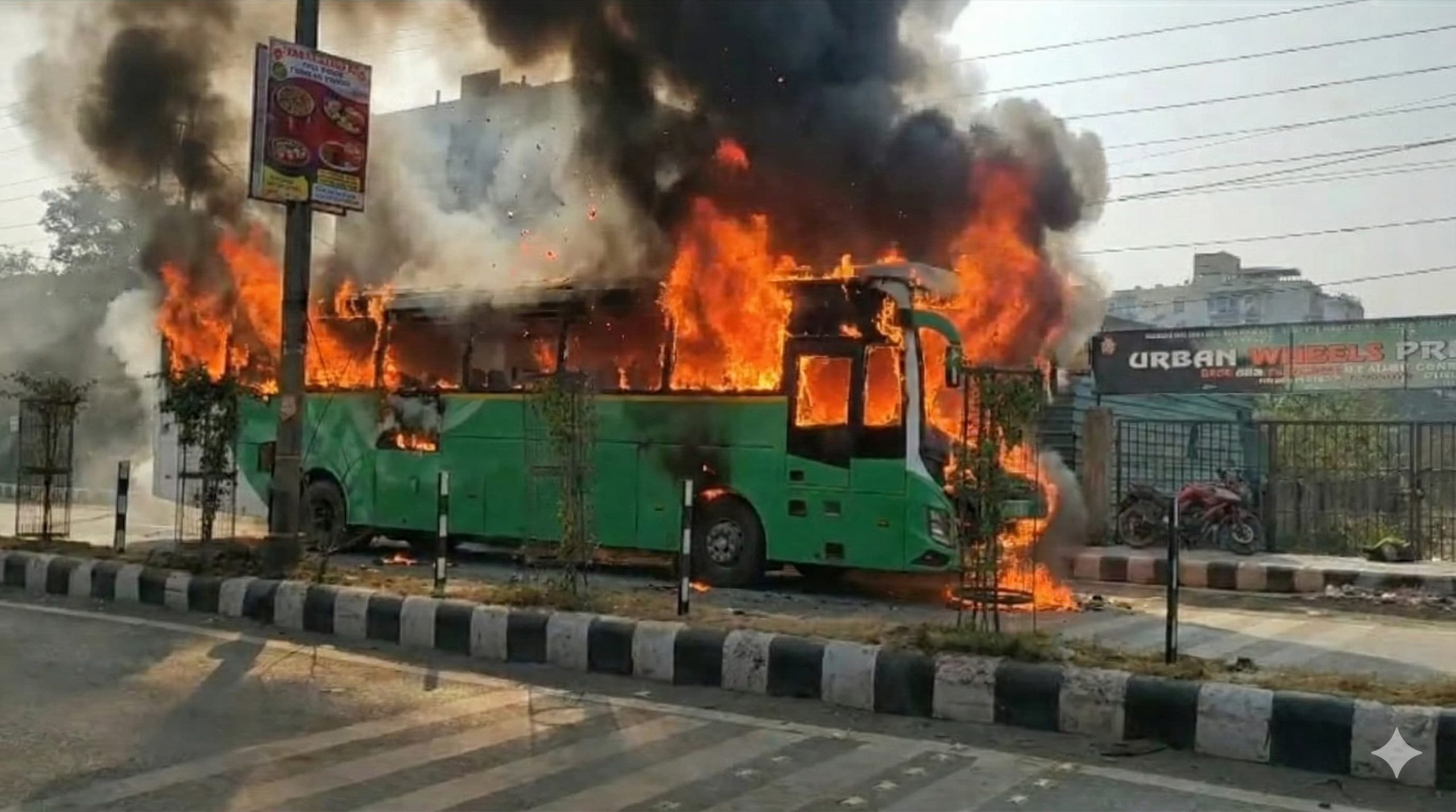 देहरादून: पर्यटक बस में लगी आग, ट्रैफिक पुलिस और अग्निशमन