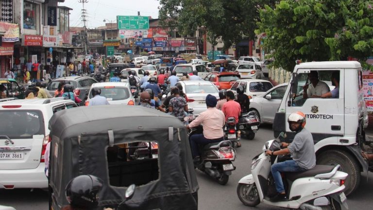 देहरादून में यातायात का नया अध्याय: पुलिस कार्रवाई से घटे हादसे, पढ़ें पूरी खबर