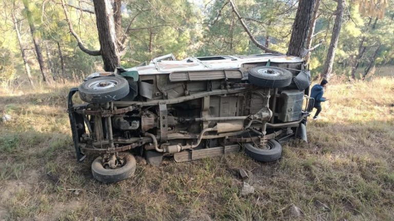 द्वाराहाट क्षेत्र में दर्दनाक सड़क दुर्घटना, चालक की मौत, तीन