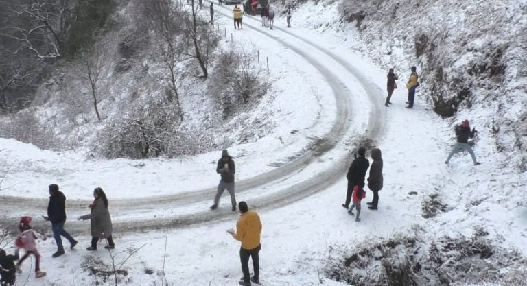 नए साल से पहले नैनीताल में कड़ाके की ठंड, बर्फबारी की उम्मीद ने पर्यटकों की दिल की बढ़ाई धड़कन
