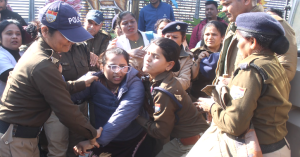 नर्सिंग बेरोजगारों का सीएम आवास कूच, पुलिसकर्मी पर मारपीट का