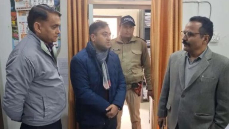 नैनीताल डीएम का अचानक निरीक्षण, तहसील में मचा हड़कंप