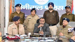 नैनीताल पुलिस का तोहफा, 33 लाख के चोरी हुए फोन किए वापस, मालिकों के खिले चेहरे