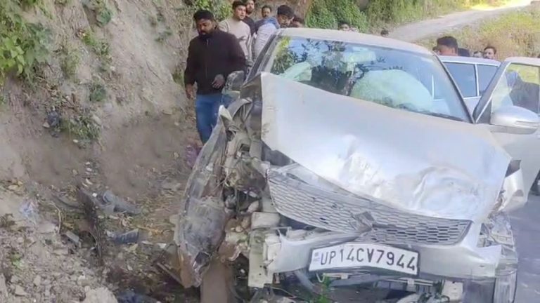 नैनीताल मार्ग पर वाहन दुर्घटना: पर्यटक महिला बुरी तरह चोटिल,