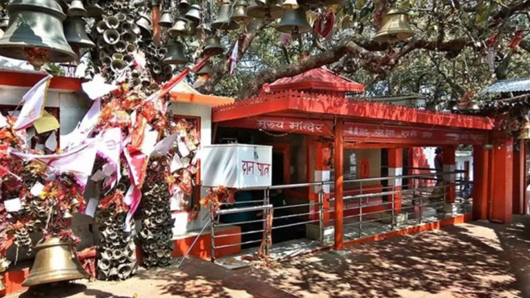 नैनीताल में न्याय का देवता: इस मंदिर में कागज पर लिखी फरियाद बन जाती है इंसाफ की राह, पढ़ें पूरी खबर