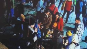 नैनीताल में महिला पर्यटक का आईफोन चोरी, सीसीटीवी में चोरी करता कैद हुआ शख्स