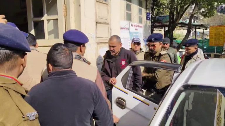 नैनीताल: शराब के नशे में पुलिस कांस्टेबल ने तीन पैदल