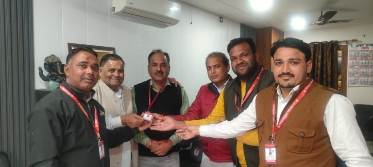 पत्रकार प्रेस परिषद की बैठक, वितरित किए गए परिचय पत्र।