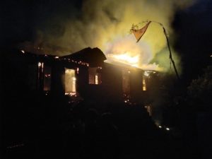 पिथौरागढ़ के देवलथल में भीषण अग्निकांड, चार परिवार बेघर, लाखों