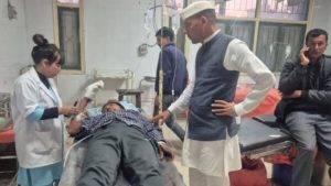 पेड़ काटते समय मौत से सामना: हाई वोल्टेज लाइन की चपेट में आया ग्रामीण, गंभीर हालत में अस्पताल में भर्ती